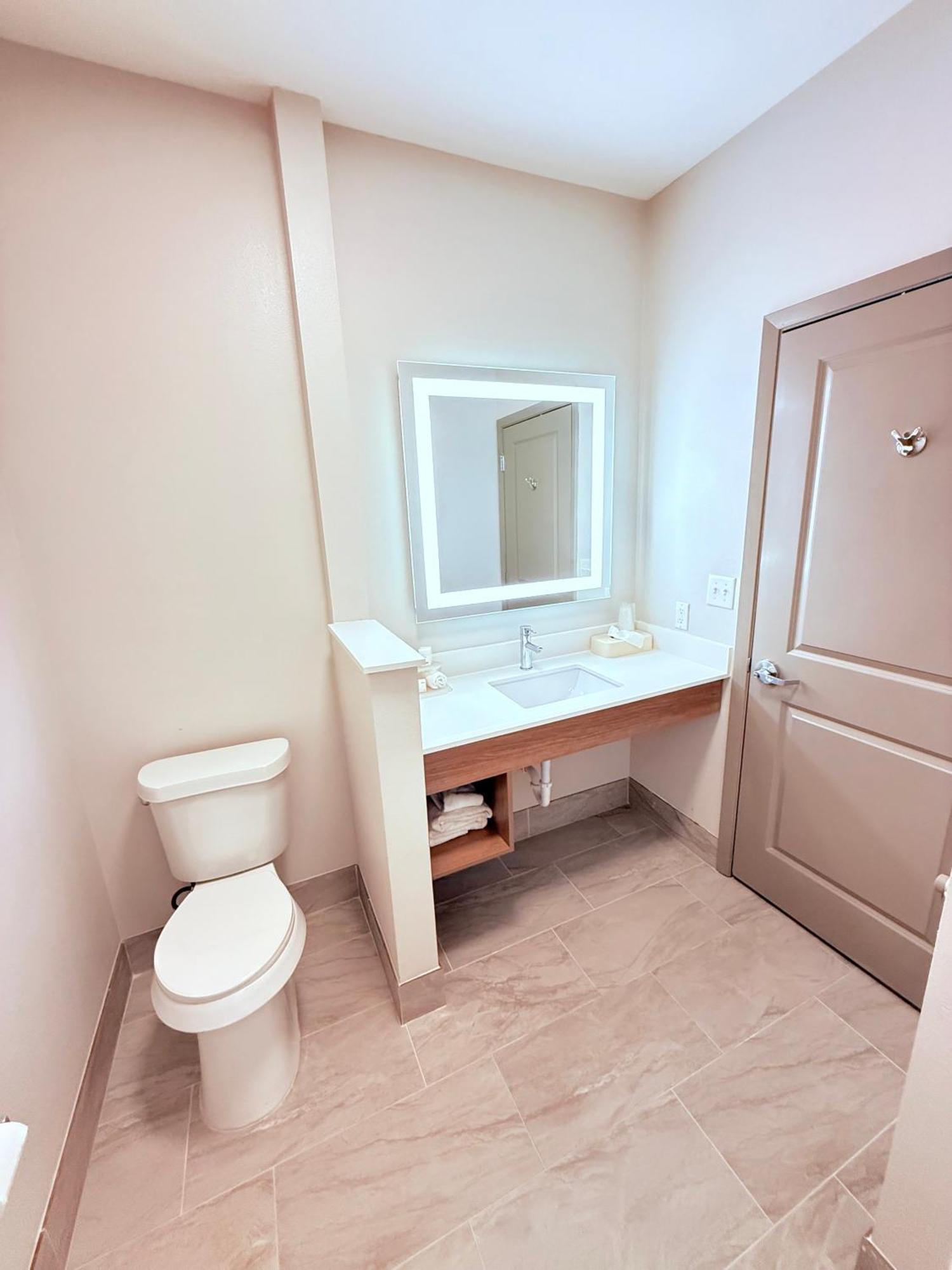 Holiday Inn Express Kenedy By Ihg Zewnętrze zdjęcie