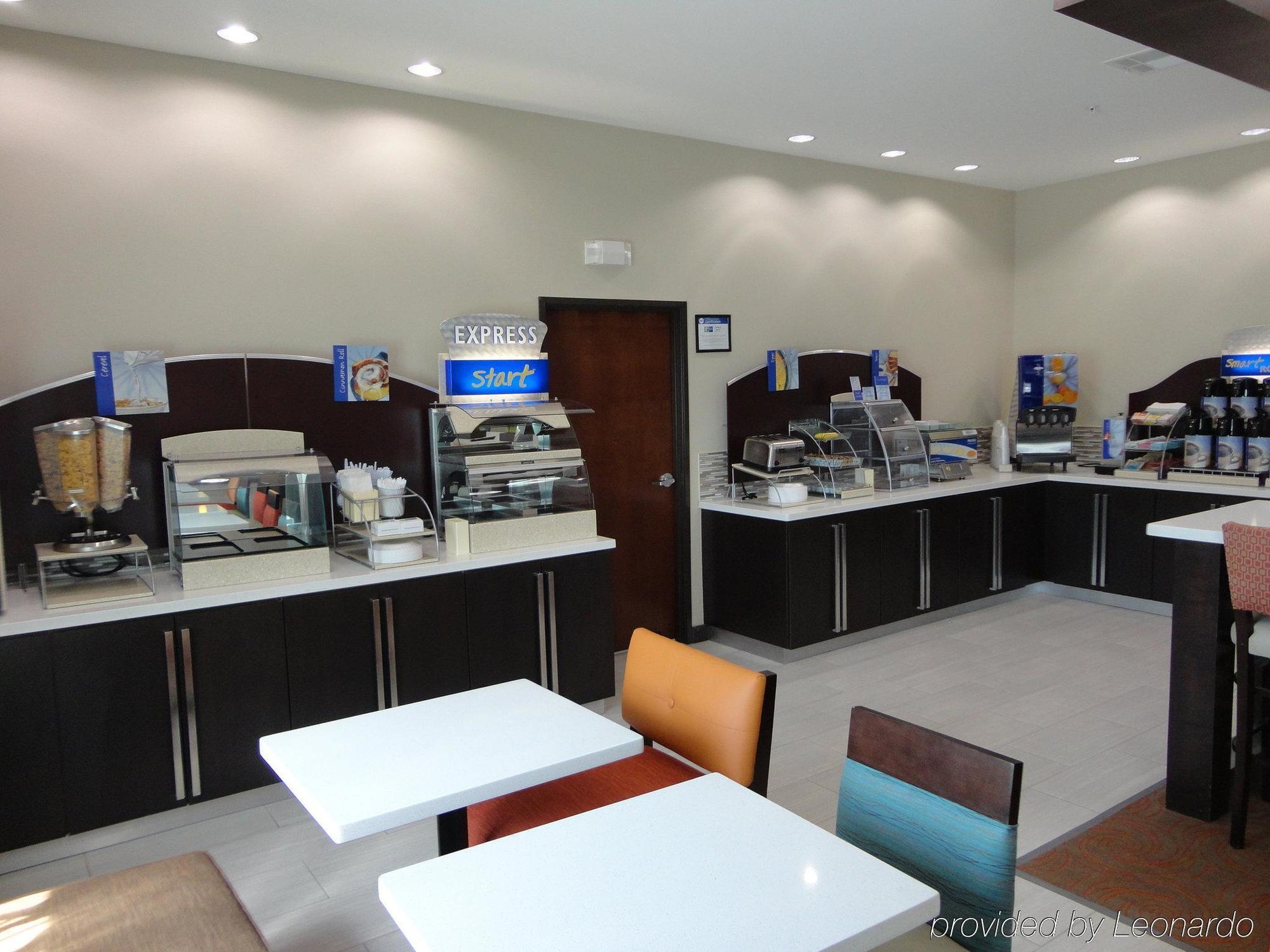 Holiday Inn Express Kenedy By Ihg Zewnętrze zdjęcie